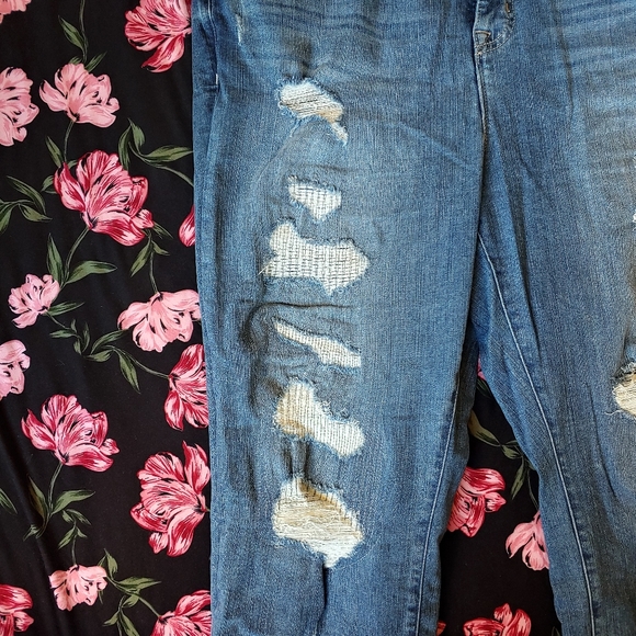 Torrid Crop Bombshell Straight Premium Stretch Distressed High Rise Jean 20 NWOT - Picture 4 of 11